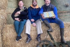 Les éleveurs de la bergerie de la Corbière sur une botte de paille