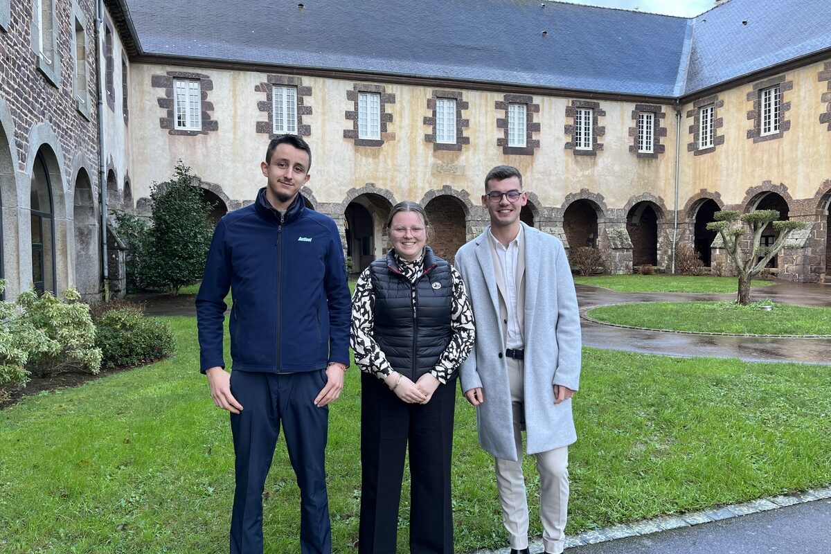 3 étudiants. De g. à dr. : Simon Canuel, Marie Le Goff et Baptiste Ysope - Illustration Se préparer à la vente sur le terrain
