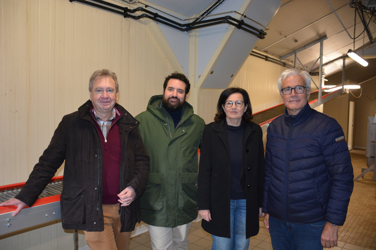 De g. à dr. : Marc-Henry et Jean-Marc Philippe, dirigeants de CDPO ; Évelyne et Didier Carfantan, éleveurs. - Illustration La passion de l’aviculture tournée vers l’innovation