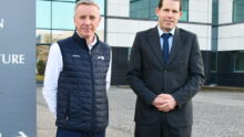 Laurent Kerlir et Sébastien Giraudeau devant la Maison de l'agriculture de Rennes