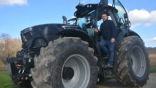 Jean-Marc Guillou sur son tracteur