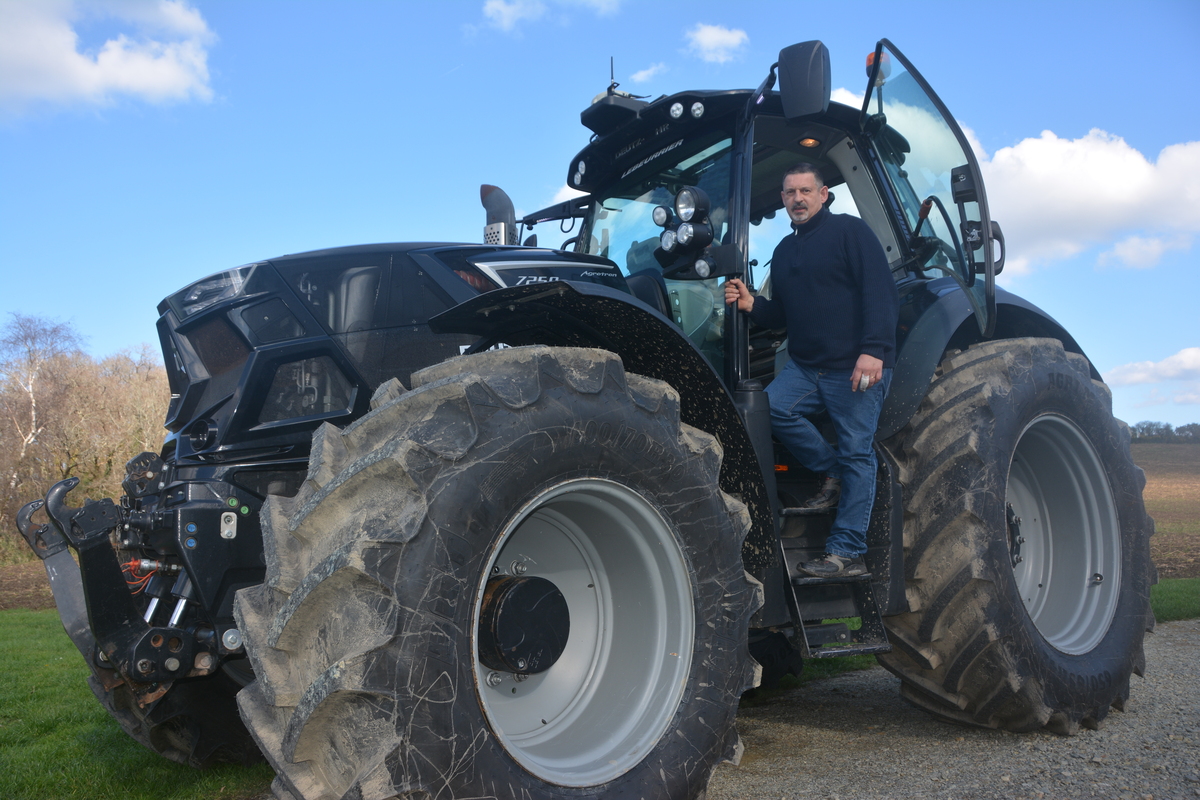 Jean-Marc Guillou sur son tracteur - Illustration Il s’attelle au matériel des agriculteurs