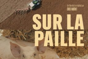 Affiche du film documentaire Sur la paille avec un cochon dans de la paille et un tracteur labourant un champ