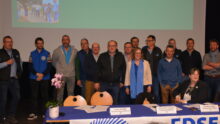 Groupe de personnes à une tribune