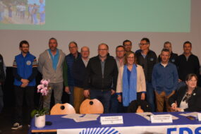 Groupe de personnes à une tribune