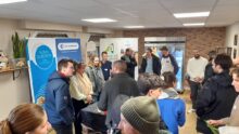 Échanges entre personnes lors d'une rencontre entre restaurateurs et producteurs