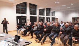 Un groupe de personnes dans une salle