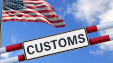 Le drapeau américain et une barrières "customs" (douanes)