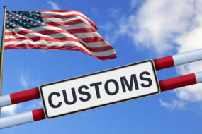 Le drapeau américain et une barrières "customs" (douanes)