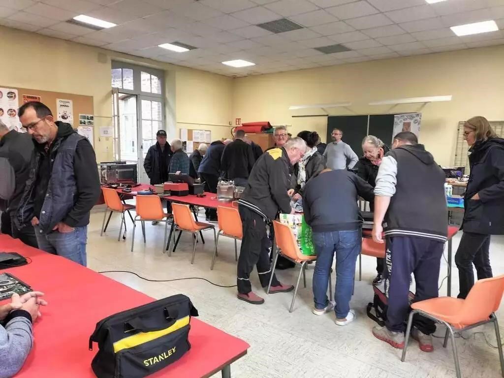 Vue générale dans la salle du Repair Café - Illustration Au Repair Café, pas question de jeter