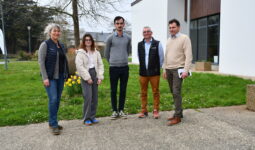 Les personnes de la table ronde dehors