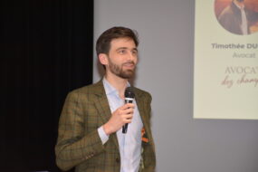 Une personne avec un micro à une tribune