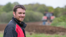 Un agriculteur dans un champ