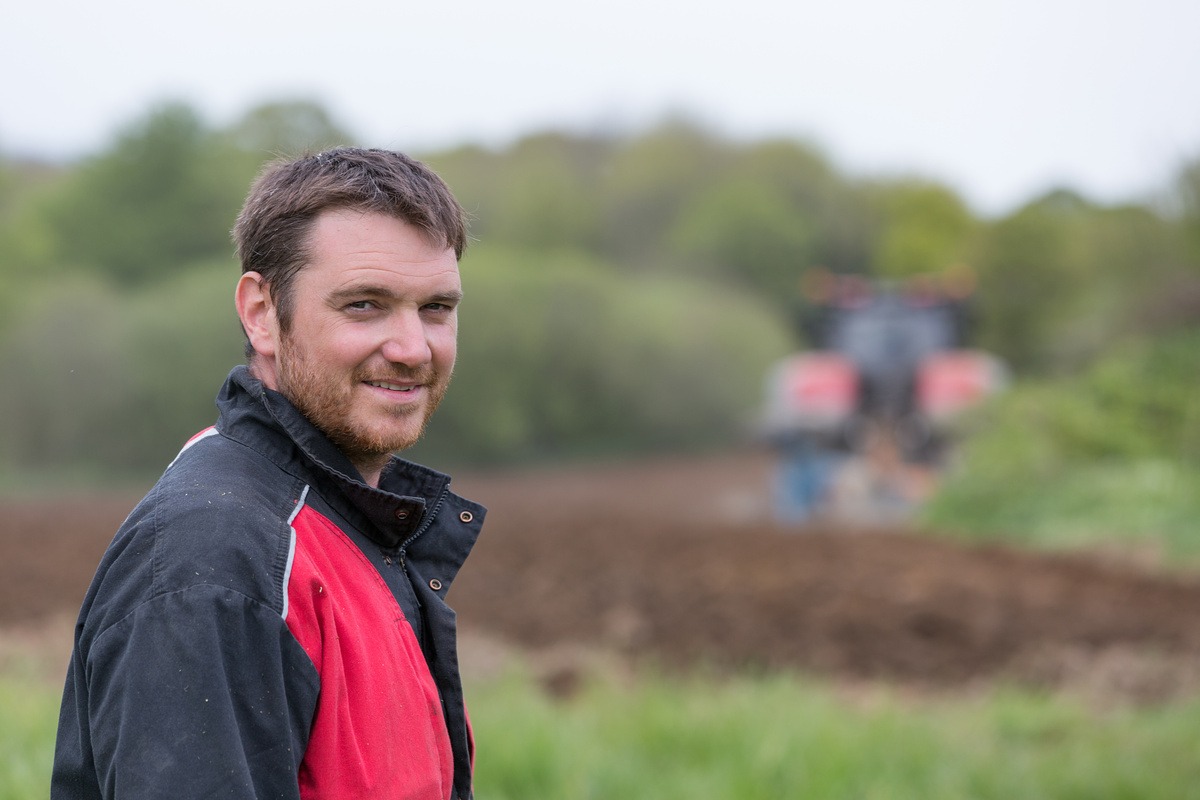 Un agriculteur dans un champ - Illustration Tout savoir sur les transferts DPB