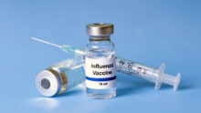 Une seringue et 2 flacons de vaccin antigrippale
