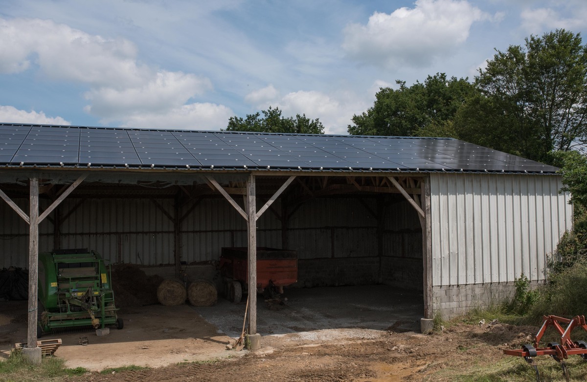 Un hangar de stockage de matériel agricole avec des panneaux photovoltaïques en toiture - Illustration Du solaire pour une nouvelle jeunesse