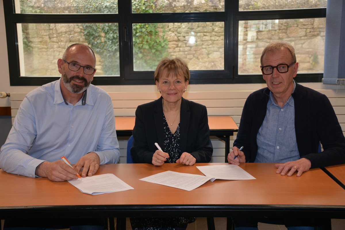 Trois personnes signent un partenariat - Illustration Un projet pour optimiser le foncier et mieux transmettre