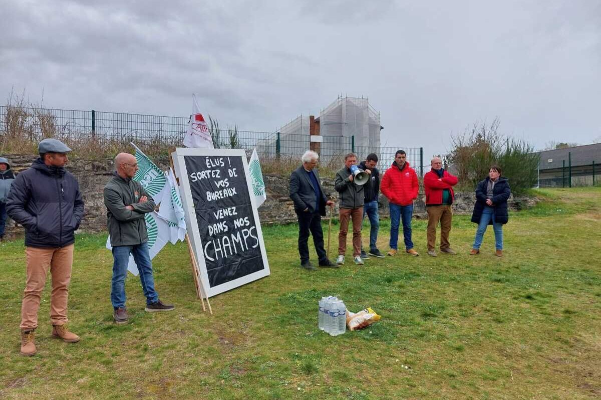 Les manifestants avec des pancartes et des drapeaux - Illustration Herbicides interdits sur certaines parcelles de maïs