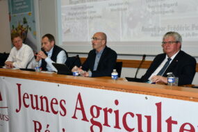Les intervenants assis à la tribune