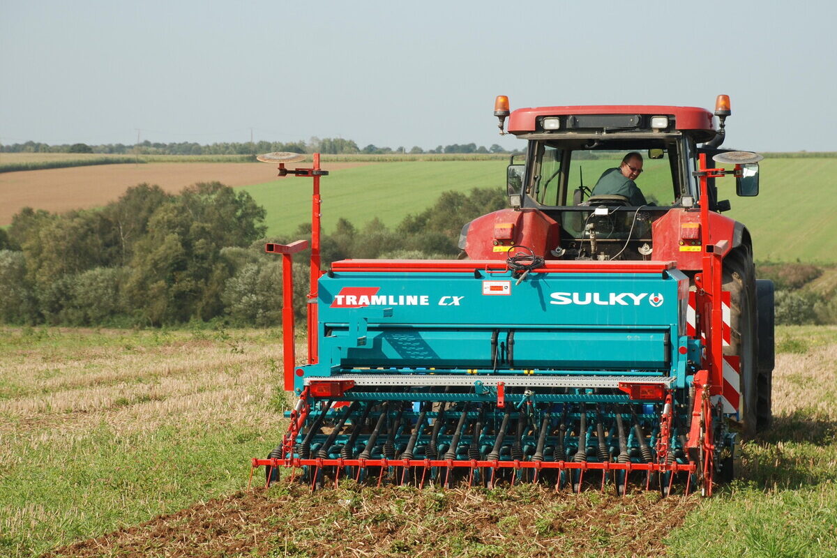 Un tracteur au travail dans un champ - Illustration L&rsquo;agriculture se fait attendre