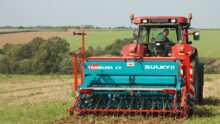 Un tracteur au travail dans un champ