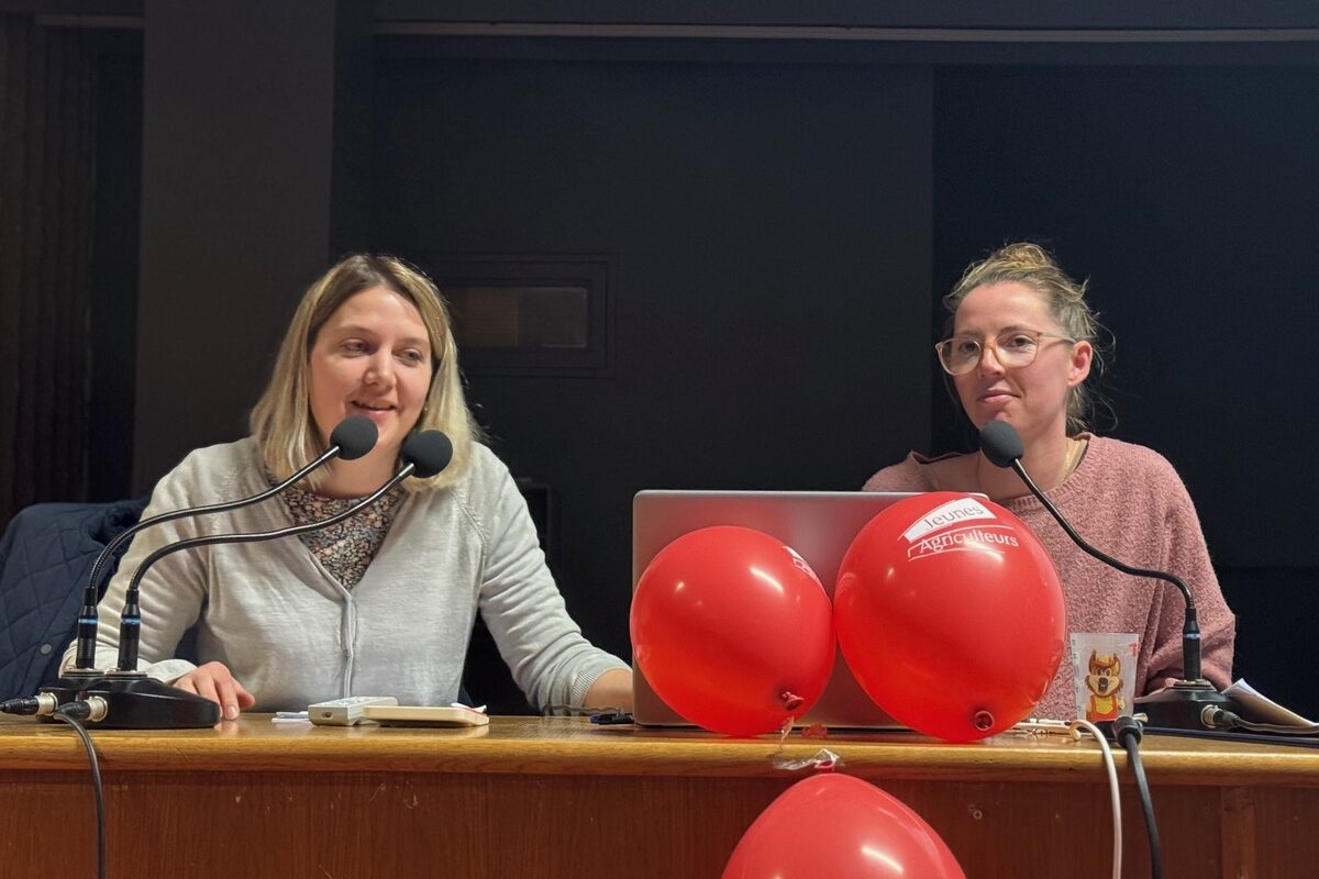 Deux femmes à la tribune d'une réunion - Illustration La modernisation au service de l’attractivité