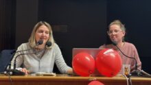 Deux femmes à la tribune d'une réunion