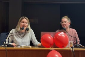 Deux femmes à la tribune d'une réunion