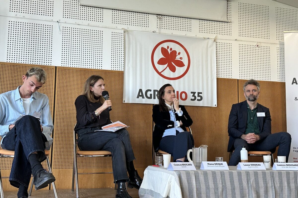 Des intervenants à une tribune Agribio 35 - Illustration « Il faut sortir le bio de sa niche »