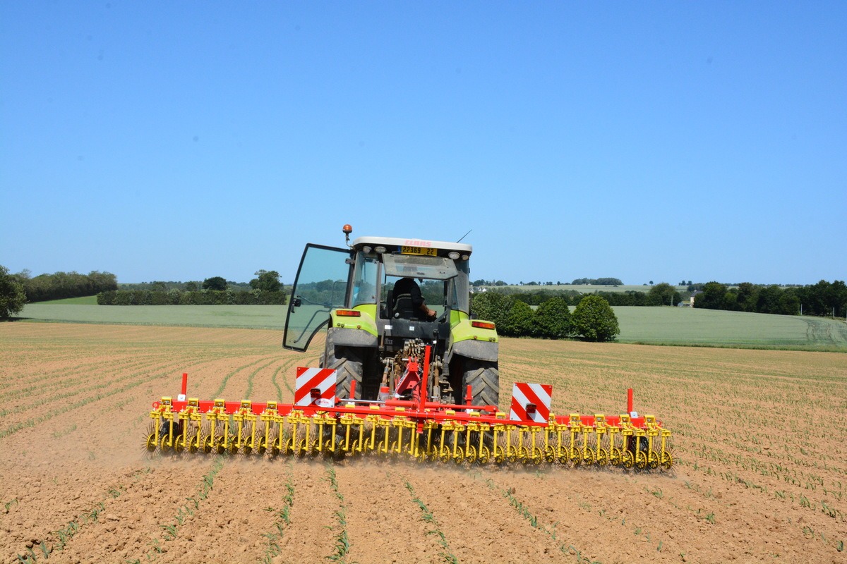 Un tracteur au travail dans un champ - Illustration Le Sage Vilaine interdit les herbicides sur certaines parcelles