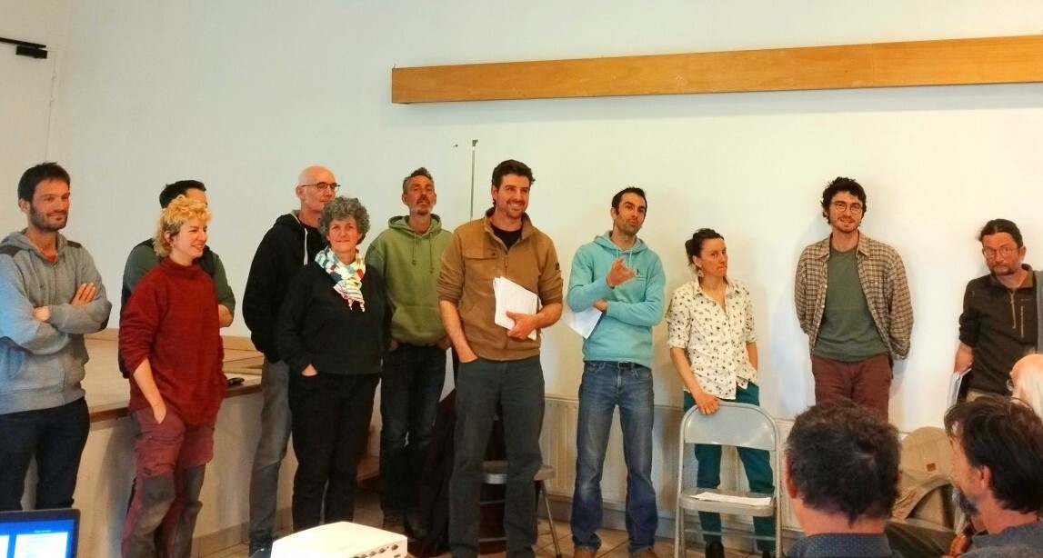 Groupe de personnes - Illustration Surfer sur la dynamique électorale