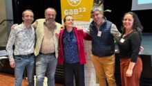 Trois hommes et deux femmes