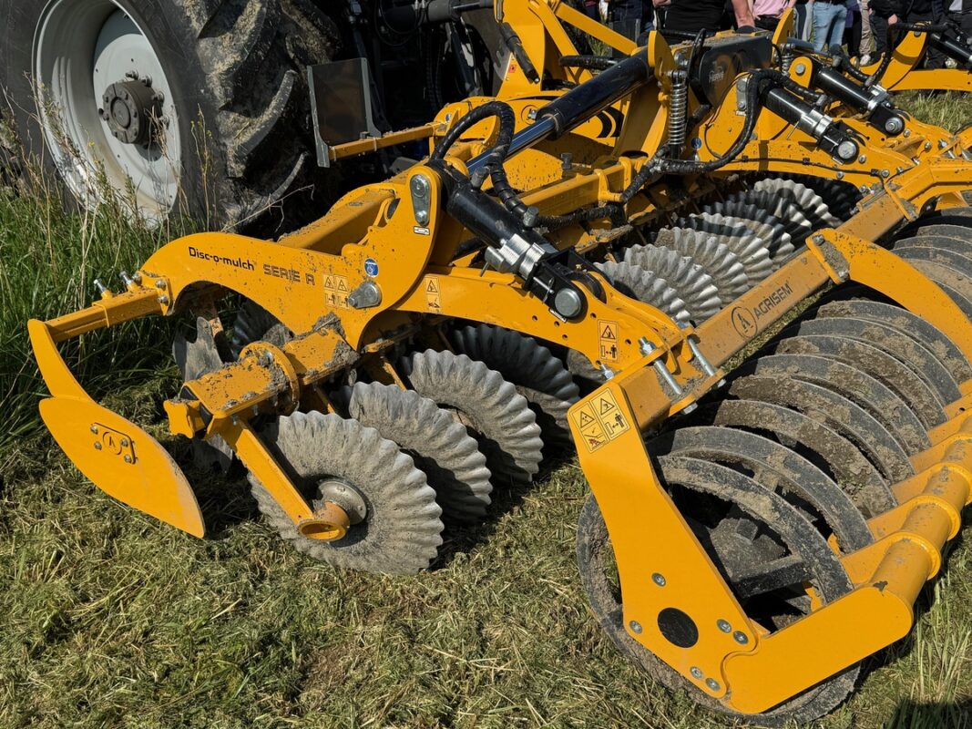 L'outil à disques gaufrés d'Agrisem  demande de la vitesse pour couper le couvert. 
