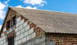 La couverture d'un bâtiment en amiante