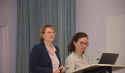 Deux femmes à une tribune