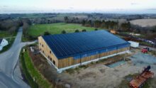 vue drone d'un bâtiment agricole