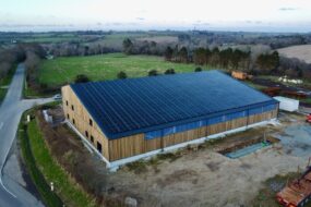 vue drone d'un bâtiment agricole