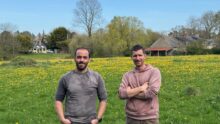 Deux hommes devant une prairie contenant des fleurs jaunes