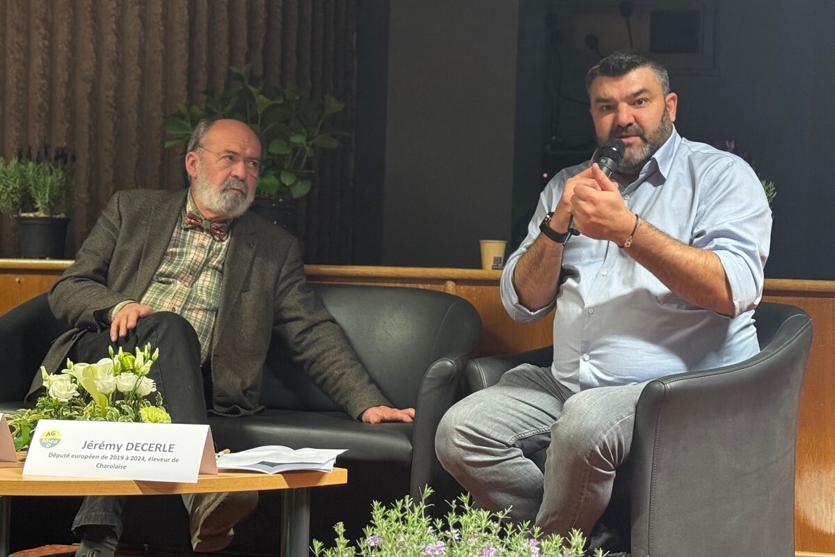 Deux hommes assis lors d'une table ronde. - Illustration Réinventer l’Europe dans une nouvelle géopolitique