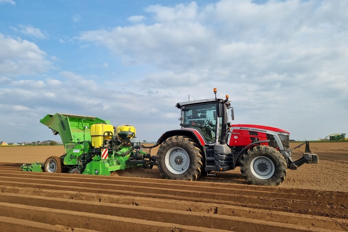 Tracteur avec une planteuse dans un champ - Illustration Une culture technique poussée par la consommation