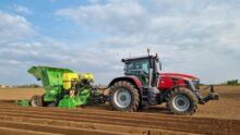 Tracteur avec une planteuse dans un champ
