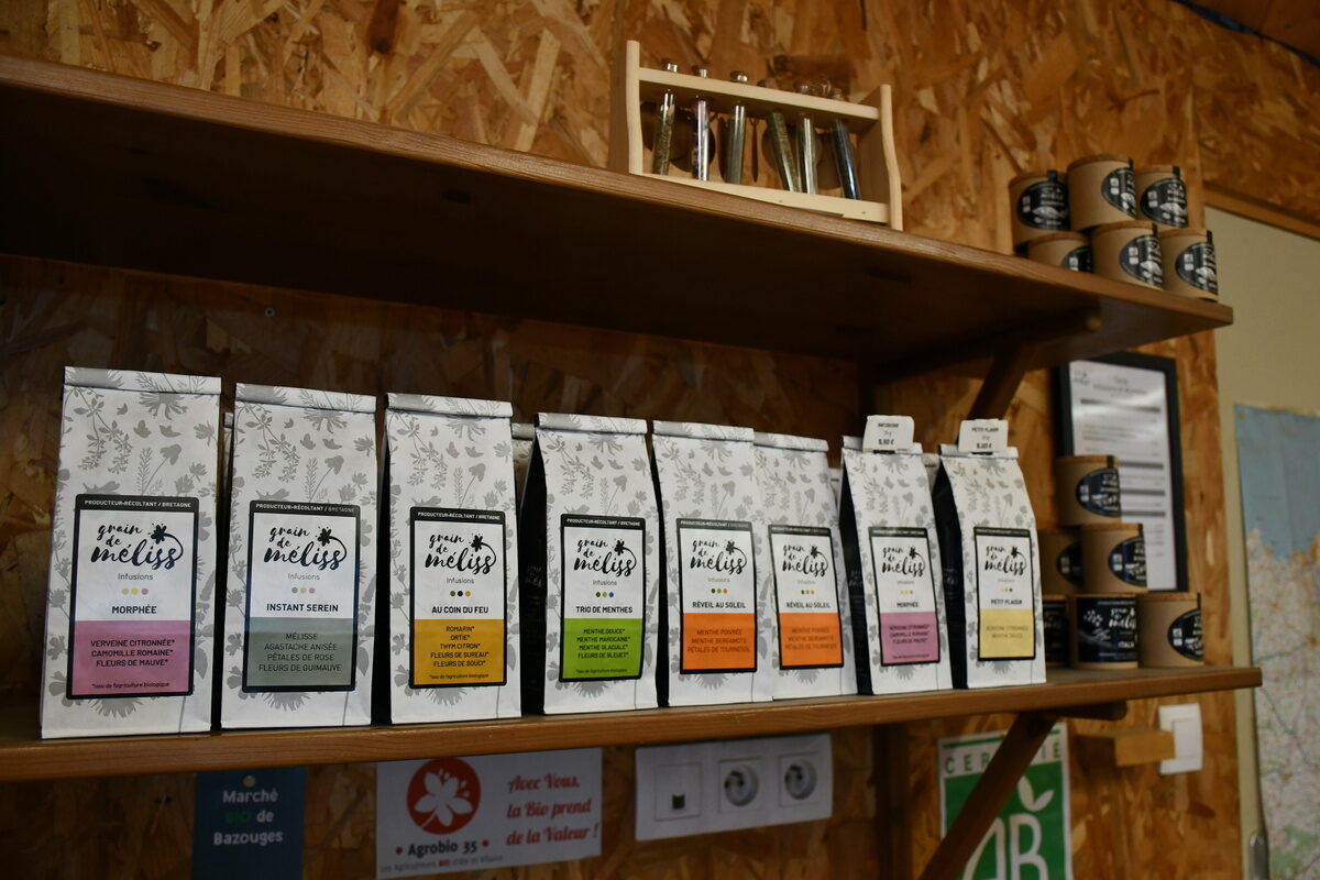 Les sachets d'infusions et les aromates sur des étagères - Illustration L&rsquo;art de cultiver des saveurs authentiques