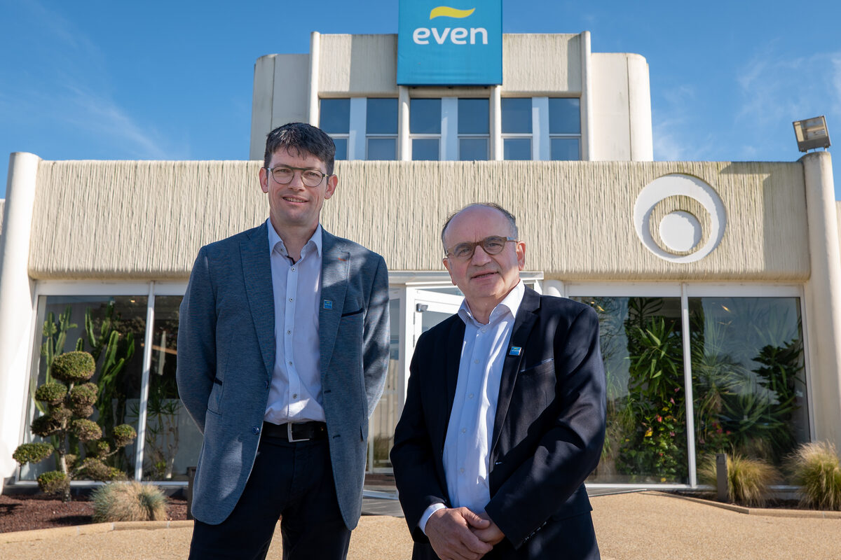 Jean-Michel Gac et Christian Griner devant les locaux d'Even - Illustration « Construire  un modèle attractif »
