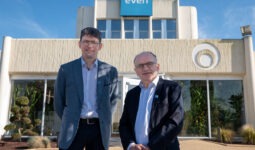 Jean-Michel Gac et Christian Griner devant les locaux d'Even
