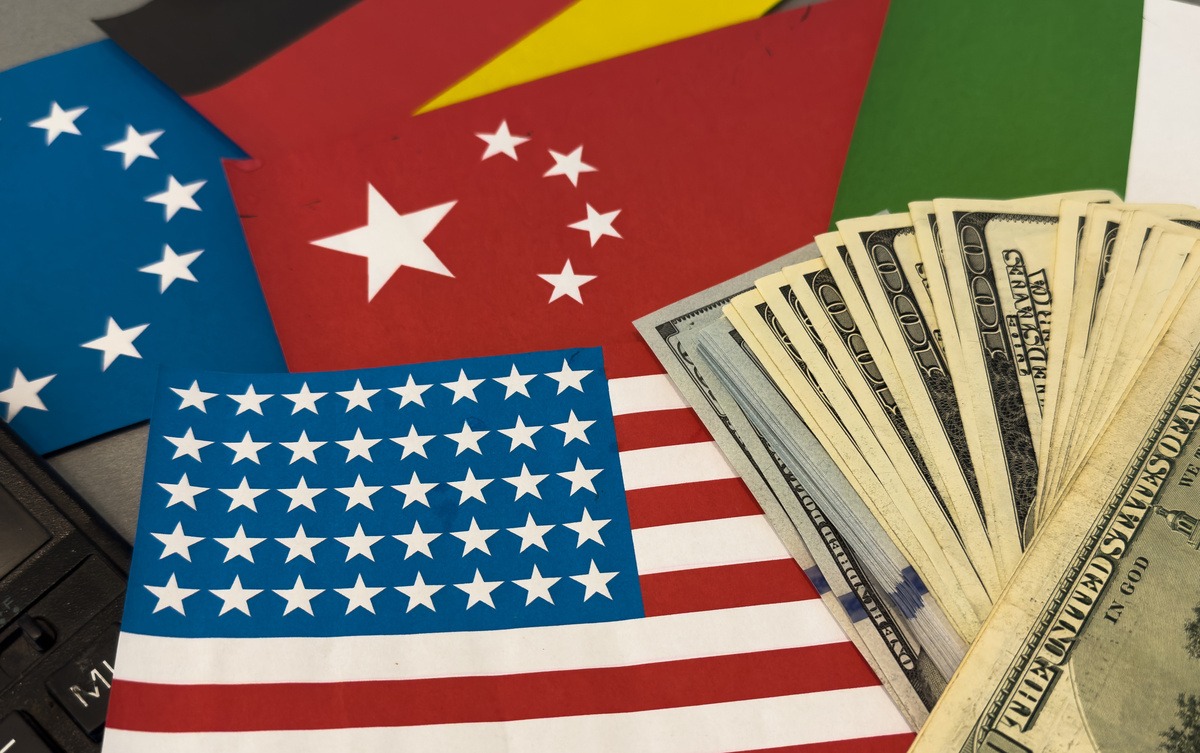 Les drapeux américain, chinois, européen et une liasse de dollars - Illustration La dette US, seule clé des marchés
