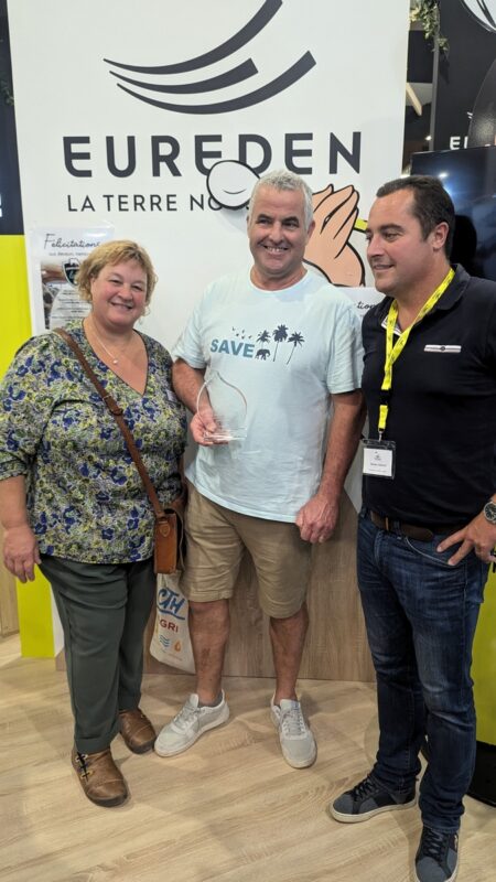 Les éleveurs, accompagné de Nicolas Tastard, au Space 2024 lors de la remise du prix de la meilleure MCA sur un mois : 11.70€ MCA (juin 2024)