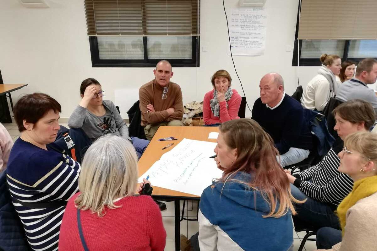 groupe de personnes en réunion autour d'une table - Illustration Des élus locaux  au chevet de l’agriculture