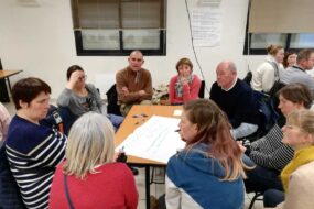 groupe de personnes en réunion autour d'une table