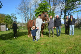 Des personnes avec un trait breton