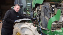 Un homme en train de réparer un tracteur